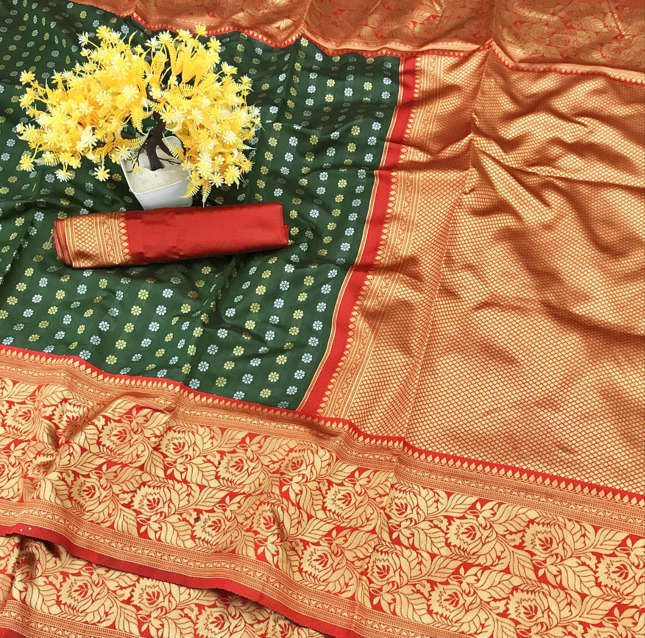 Extraordinary Green Soft Silk Saree With Hypnotic Blouse Piece