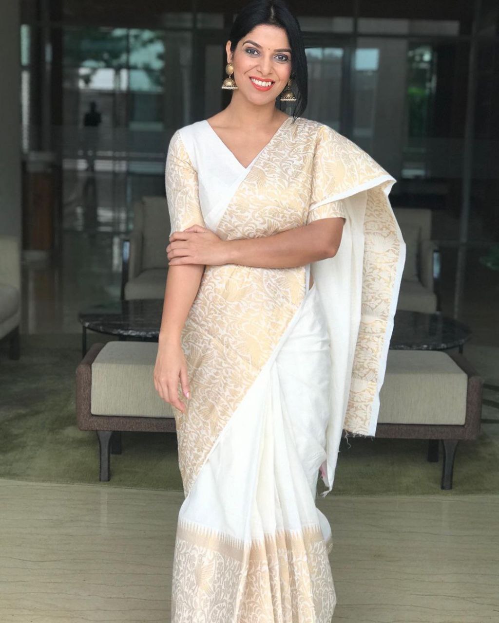 Splendor White Soft Silk Saree With Impeccable Blouse Piece