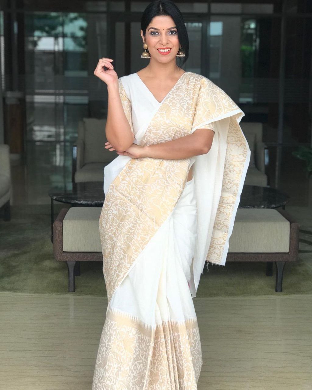 Splendor White Soft Silk Saree With Impeccable Blouse Piece