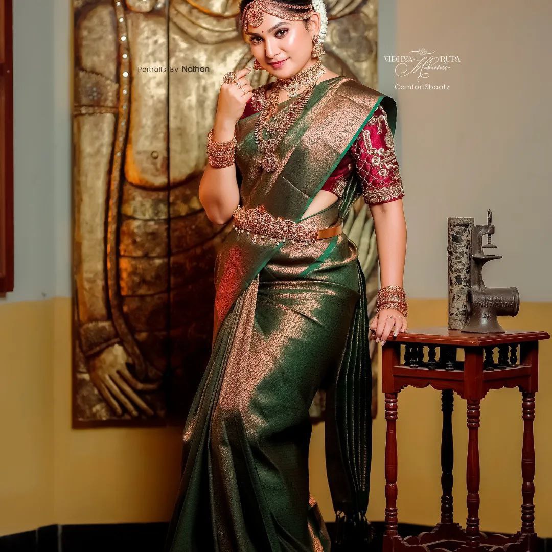 Pleasurable Green Soft Silk Saree With Hypnotic Blouse Piece