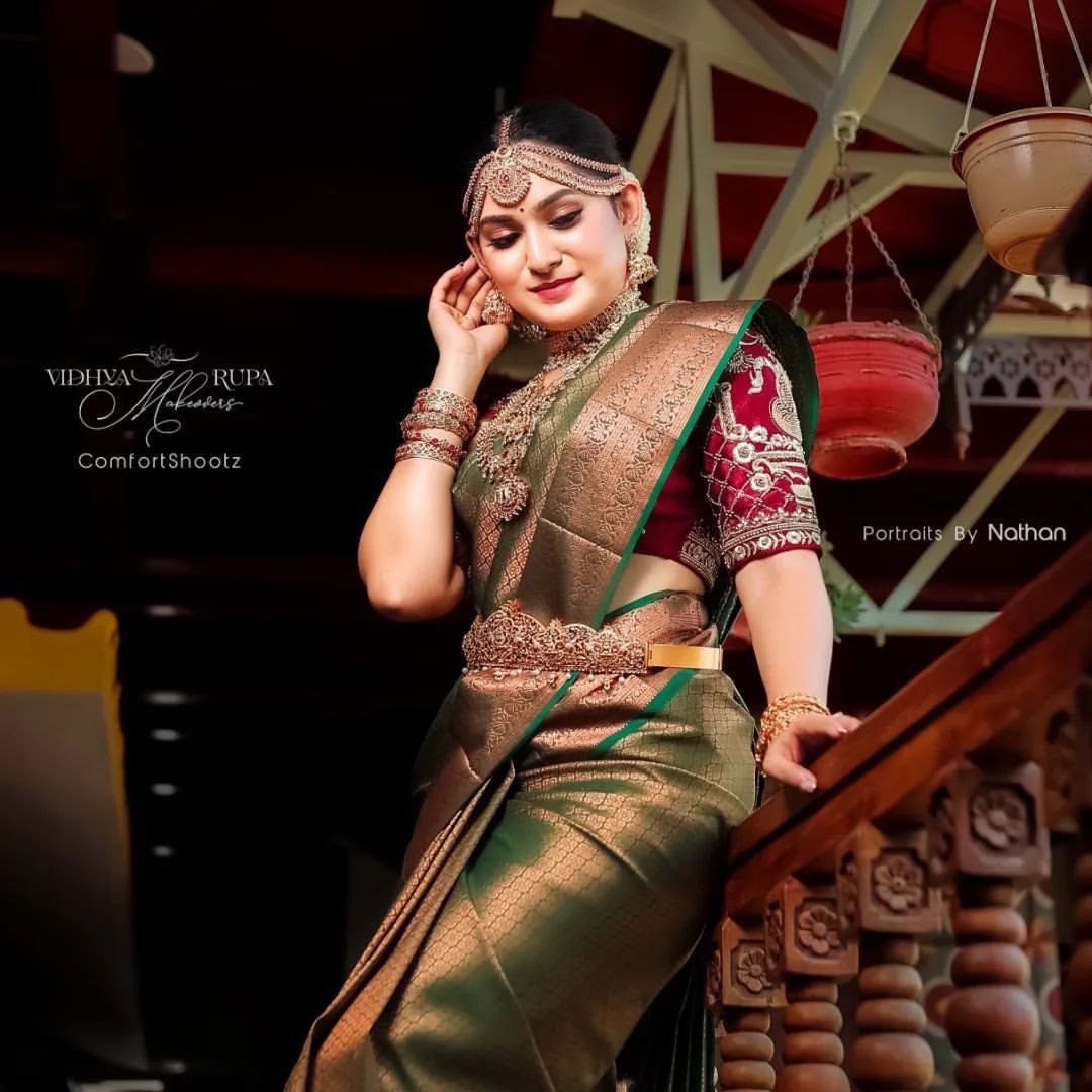 Pleasurable Green Soft Silk Saree With Hypnotic Blouse Piece