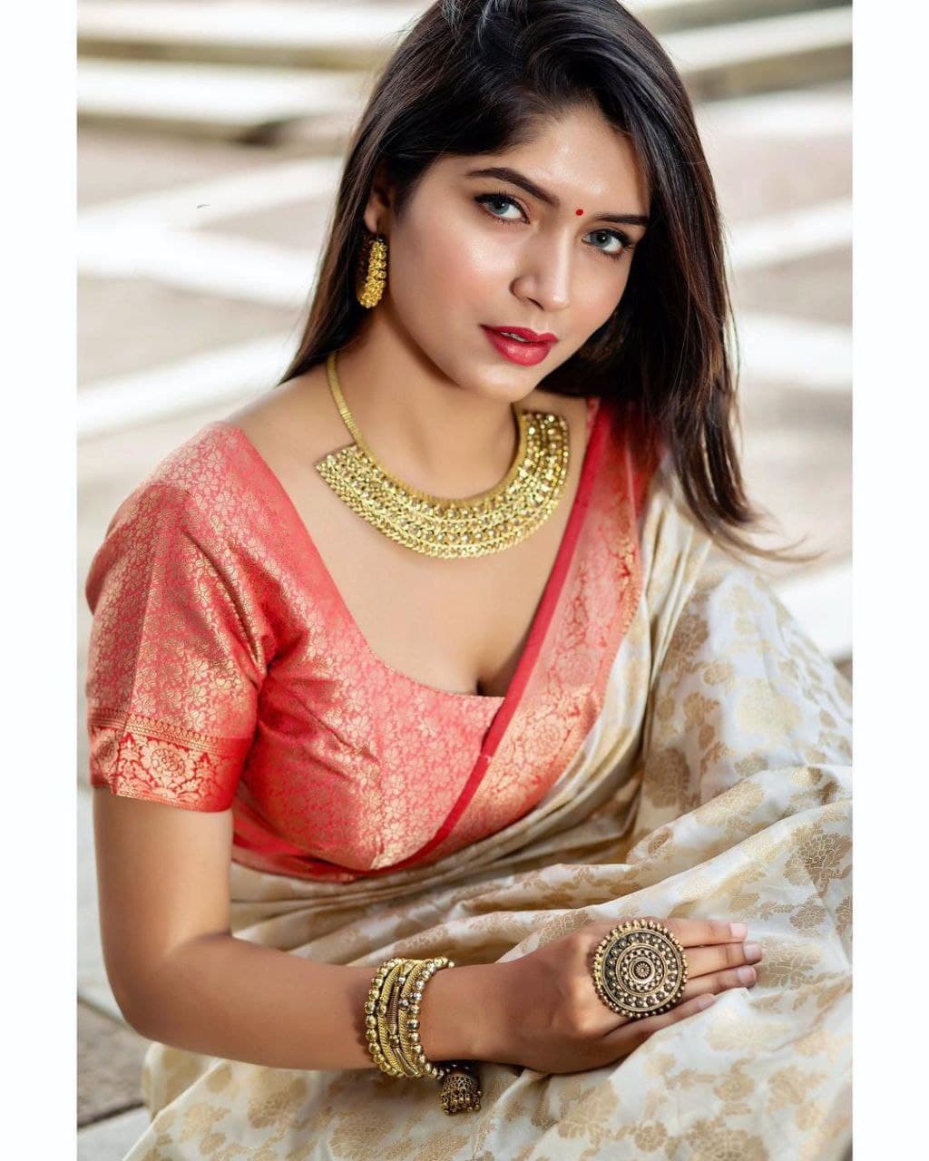 Angelically White Soft Silk Saree With Enraptured Blouse Piece