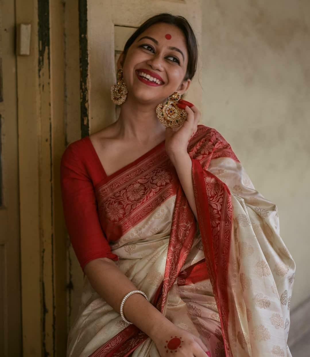 Seraphic White Soft Silk Saree With Temptress Blouse Piece