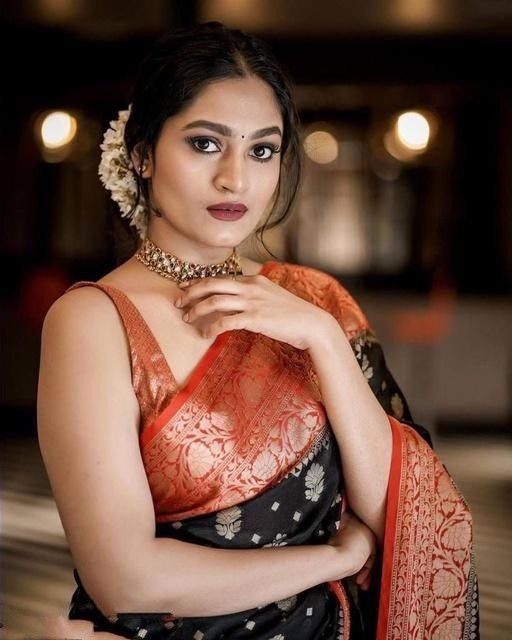 Fetching Black Soft Silk Saree With Ritzy Blouse Piece