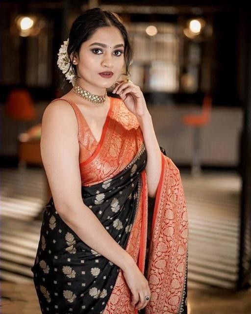 Fetching Black Soft Silk Saree With Ritzy Blouse Piece