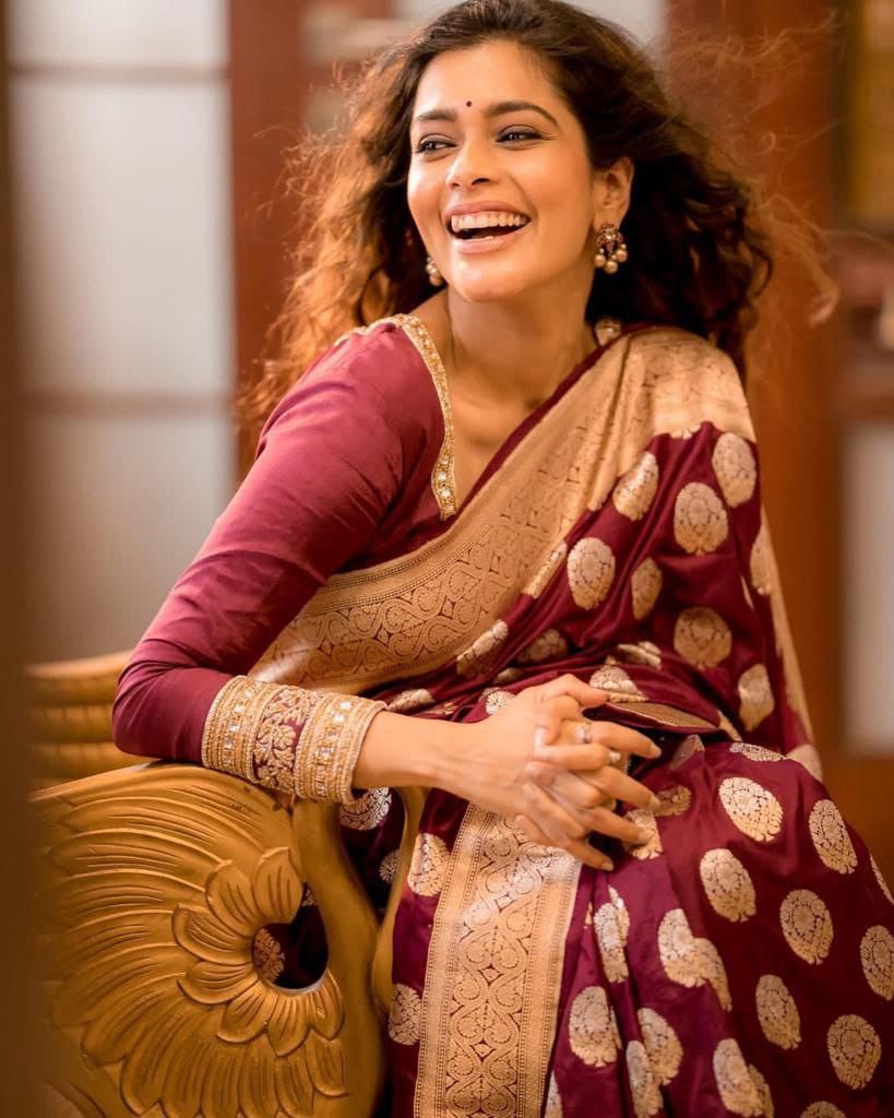 Marvelously Maroon Soft Silk Saree With Fascinates Blouse Piece