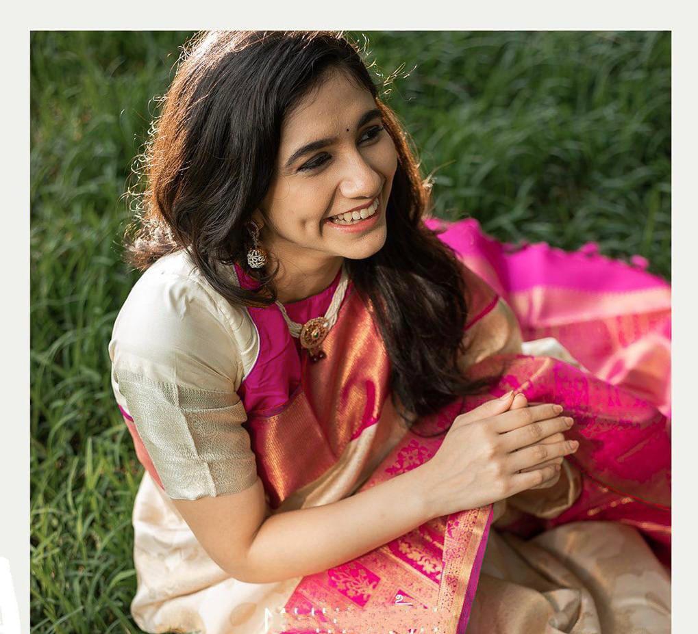 Enticement White Soft Silk Saree With Sensual Blouse Piece