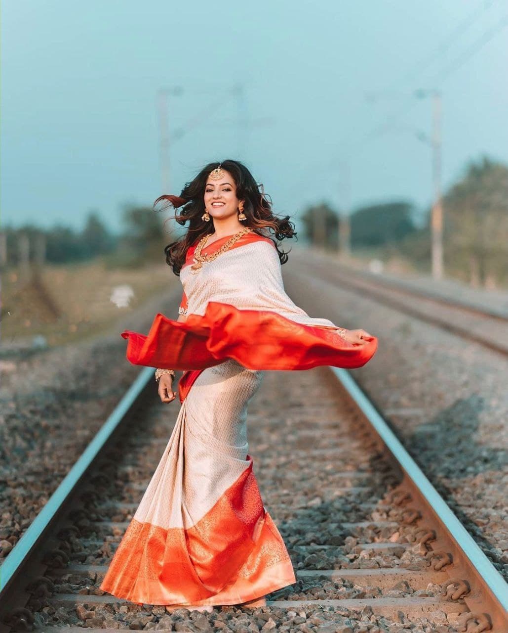 Sereneness White Soft Silk Saree With Enthrallingly Blouse Piece
