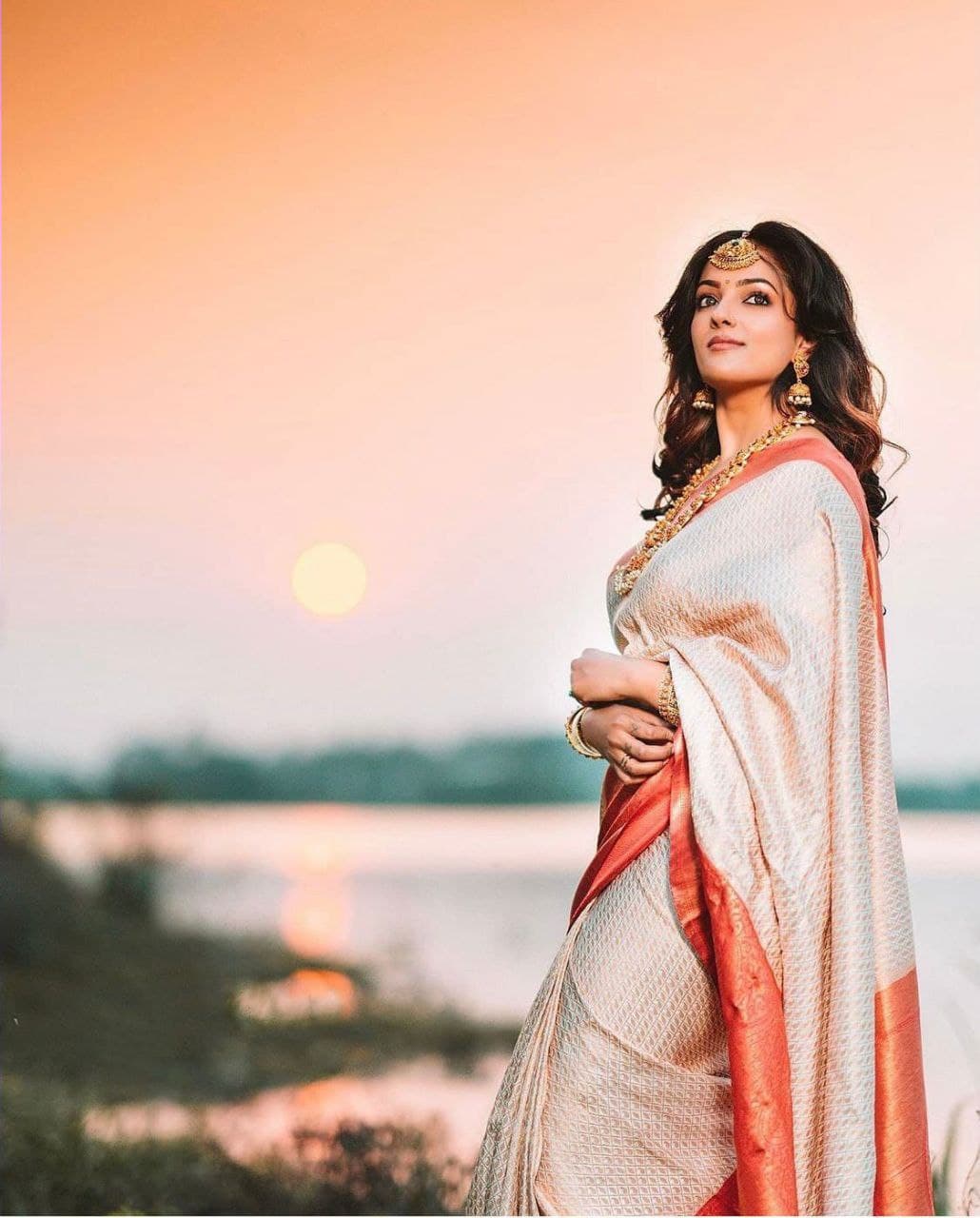 Sereneness White Soft Silk Saree With Enthrallingly Blouse Piece