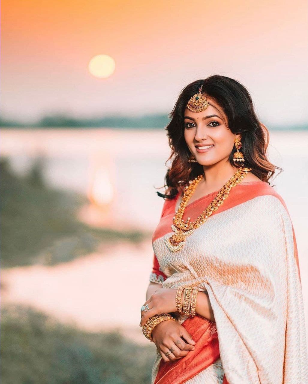 Sereneness White Soft Silk Saree With Enthrallingly Blouse Piece