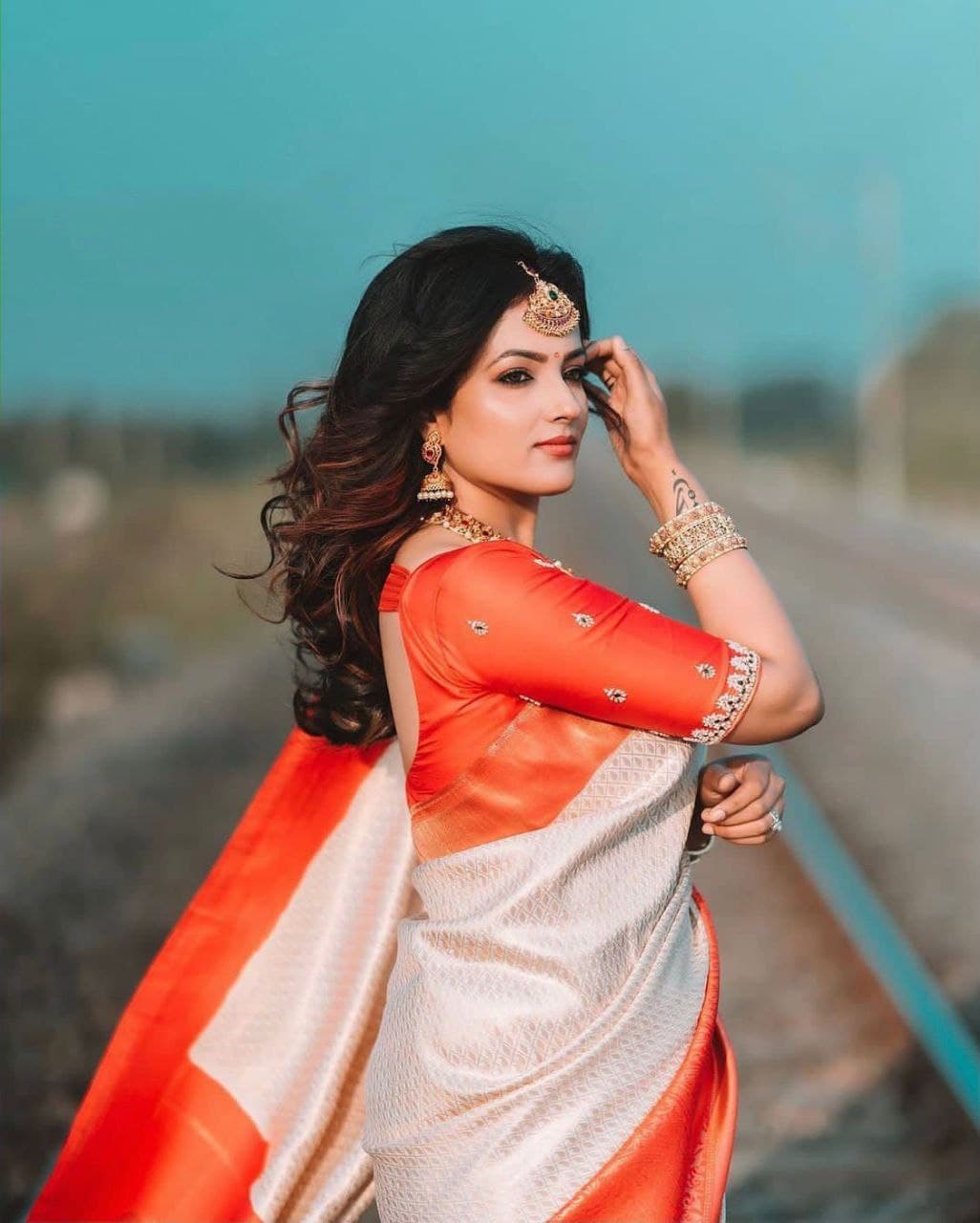 Sereneness White Soft Silk Saree With Enthrallingly Blouse Piece