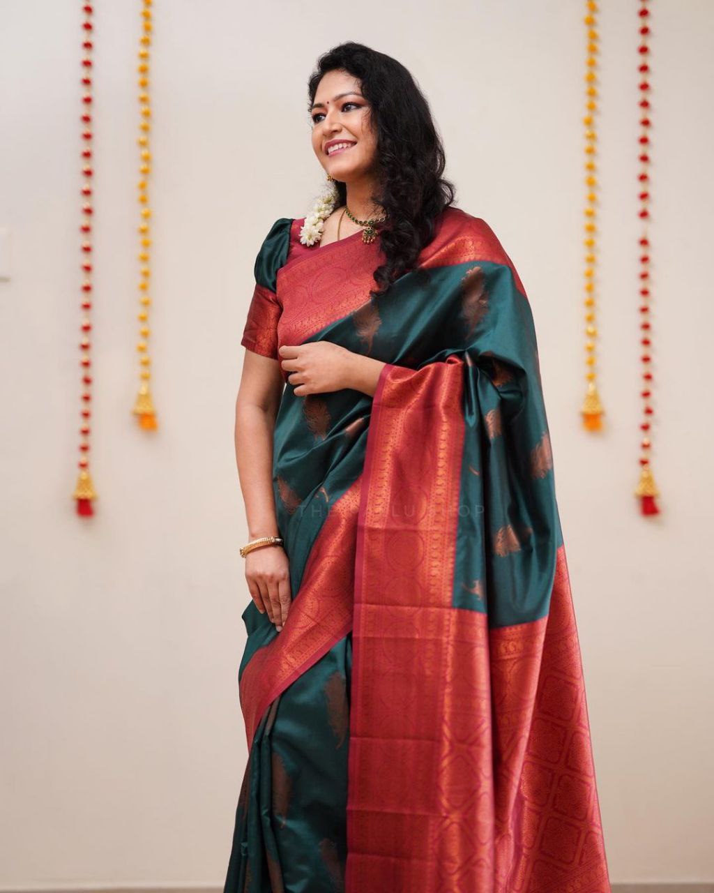 Magnificently Dark Green Soft Silk Saree With Enchantingly Blouse Piece