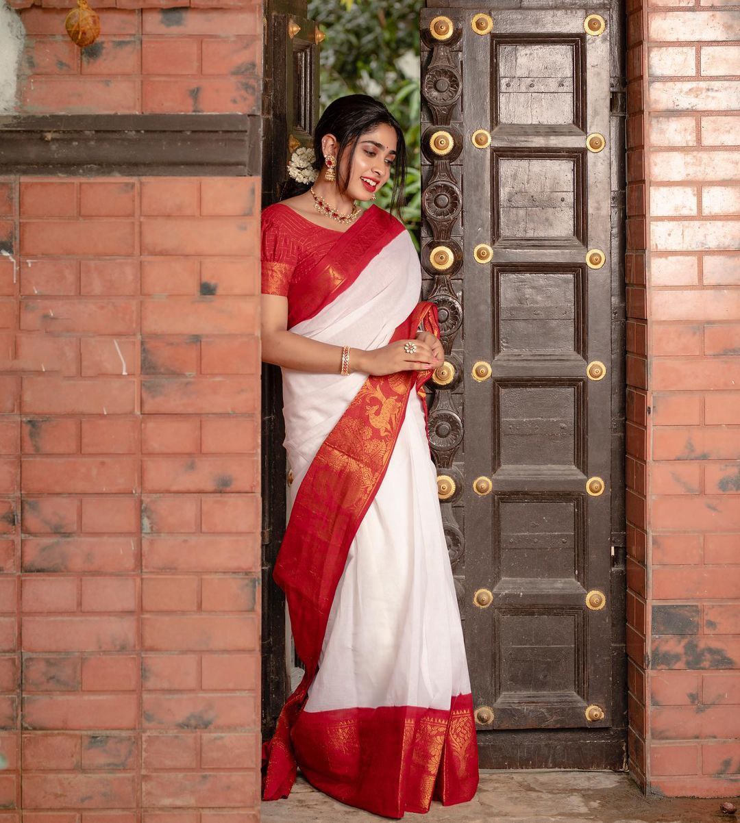 Reputed White Soft Silk Saree With Renowned Blouse Piece