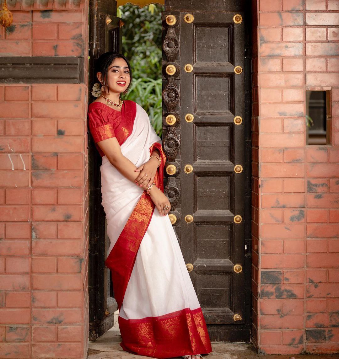 Reputed White Soft Silk Saree With Renowned Blouse Piece