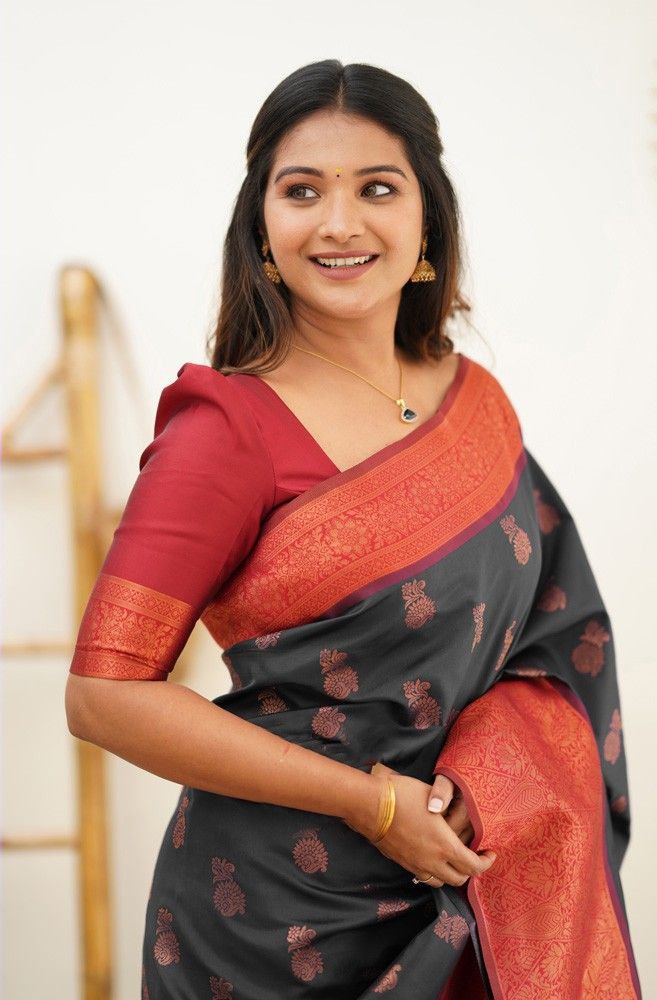 Enigmatically Black Soft Silk Saree With Fetchingly Blouse Piece
