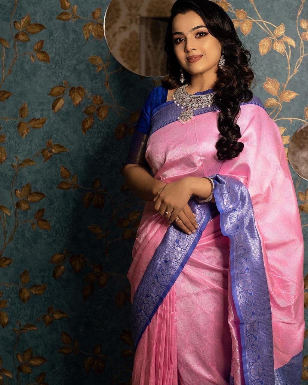 Supernal Light Pink Soft Silk Saree With Tempting Blouse Piece