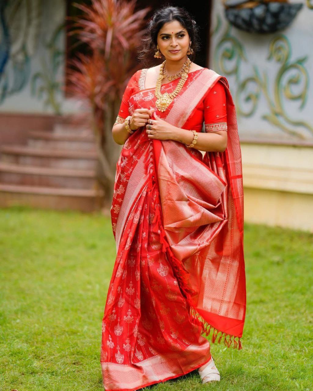 Appealing Red Soft Silk Saree With Cultured Blouse Piece