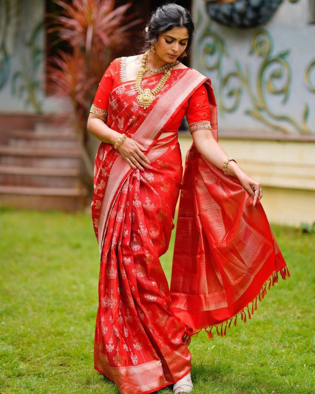 Appealing Red Soft Silk Saree With Cultured Blouse Piece