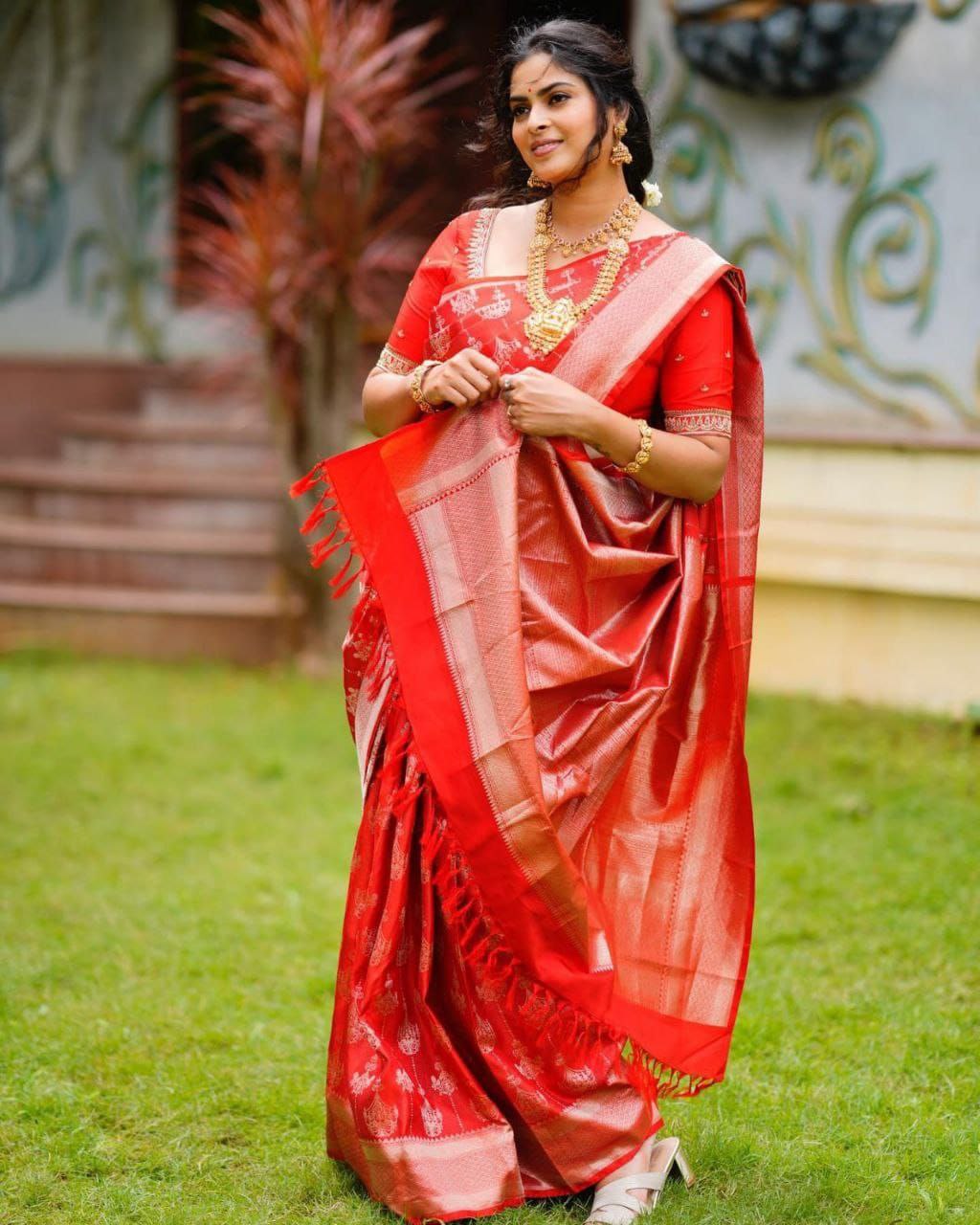 Appealing Red Soft Silk Saree With Cultured Blouse Piece