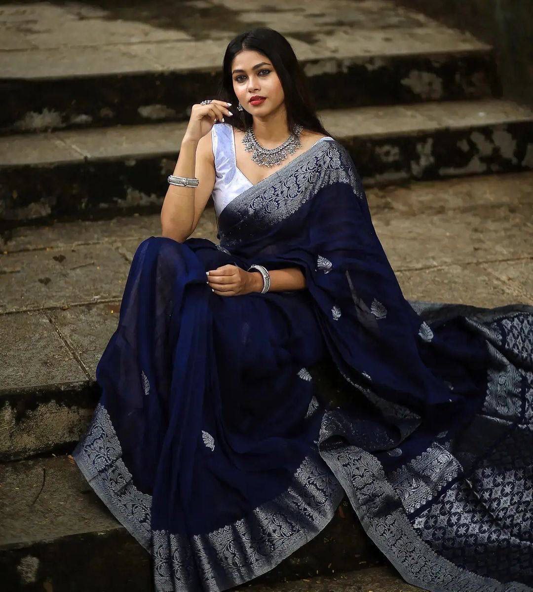 Oratorical Blue Soft Silk Saree With Masterful Blouse Piece