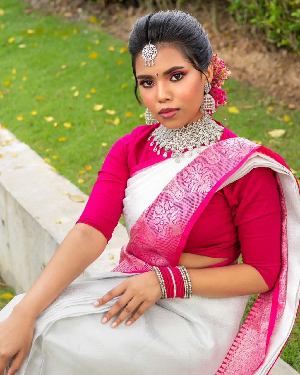 Majestic White Soft Silk Saree With Radiant Blouse Piece