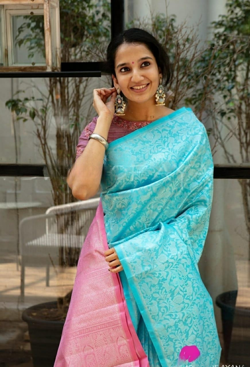 Enveloping Firozi Soft Silk Saree With Lovely Blouse Piece