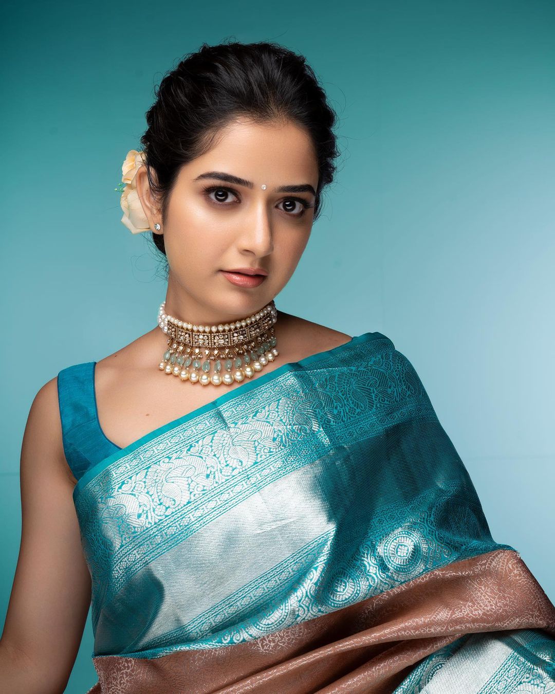 Ineffable Brown Soft Silk Saree With Opulent Blouse Piece