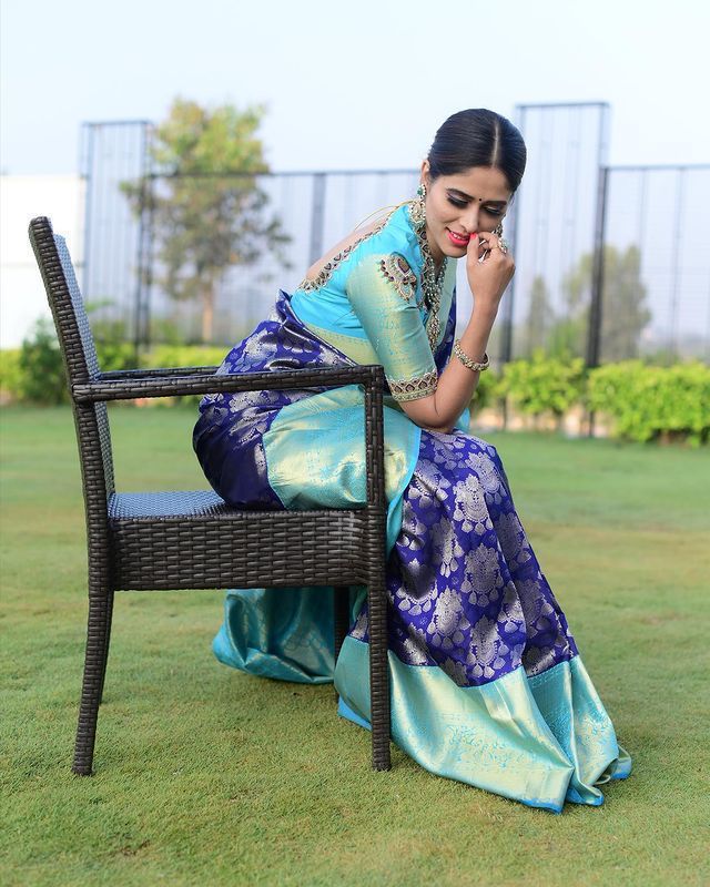 Exceptional Blue Banarasi Silk Saree With Miraculous Blouse Piece
